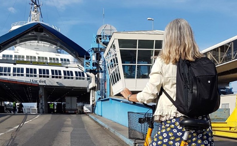 Cyklist på vej ombord på færgen i Helsingborg